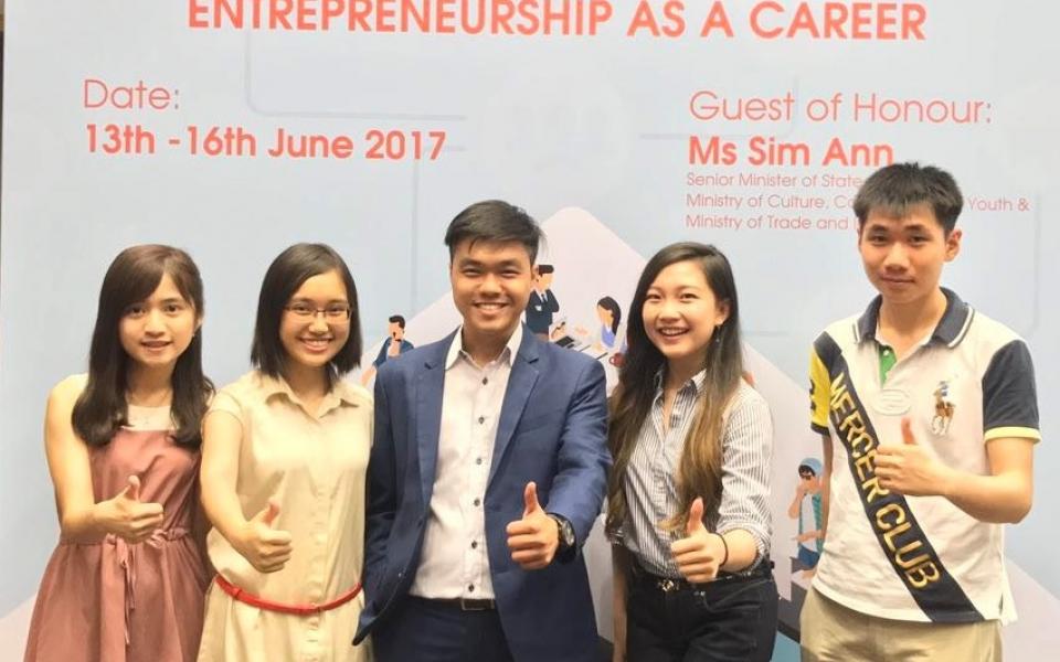 Yiu Leung (right) represented TechSociety Prviate Limited to attend the Youth Entrepreneurship Symposium 2017