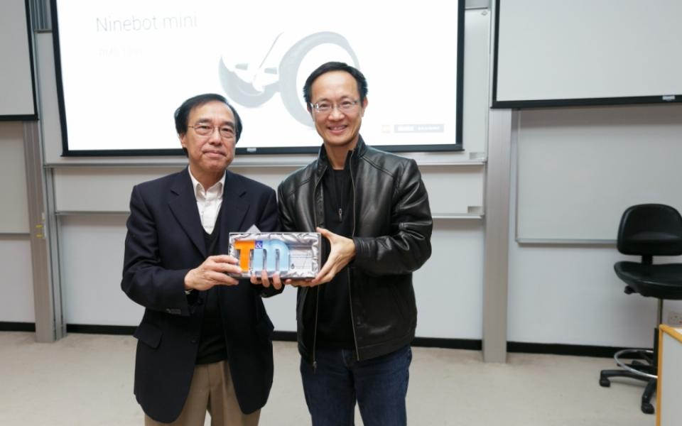 Prof. Chi Ming Chan, Program Co-director of T&M-DDP (left) presented souvenir to Mr Bin Lin
