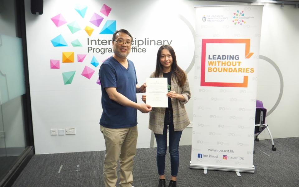 Prof. King L. CHOW (left), Director of IPO presented IPO Outstanding Community Service Award 2019/20 to Natalie CHEUNG (right)