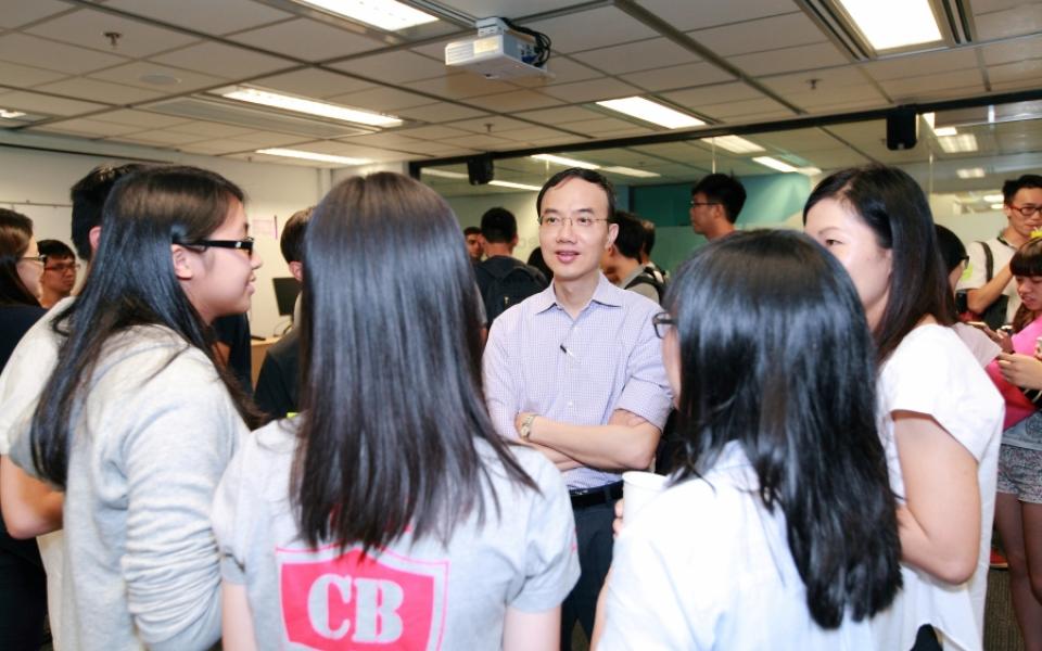 Prof. Jimmy FUNG (mid), Head of Division of Environment (ENVR), chats with students