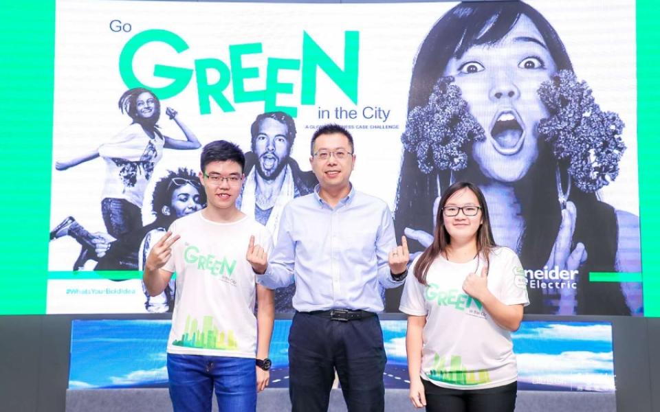 Enzo YIU and Karen LAM took photo with their technical advisor, Mr. Peng DONG after the presentation