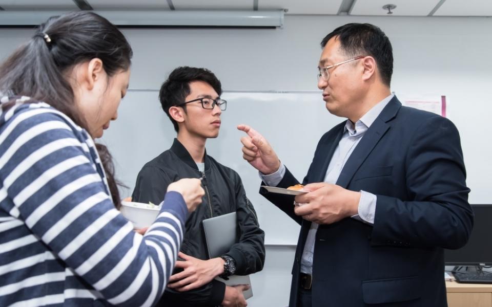 Students sought career advice from Dr. CAI