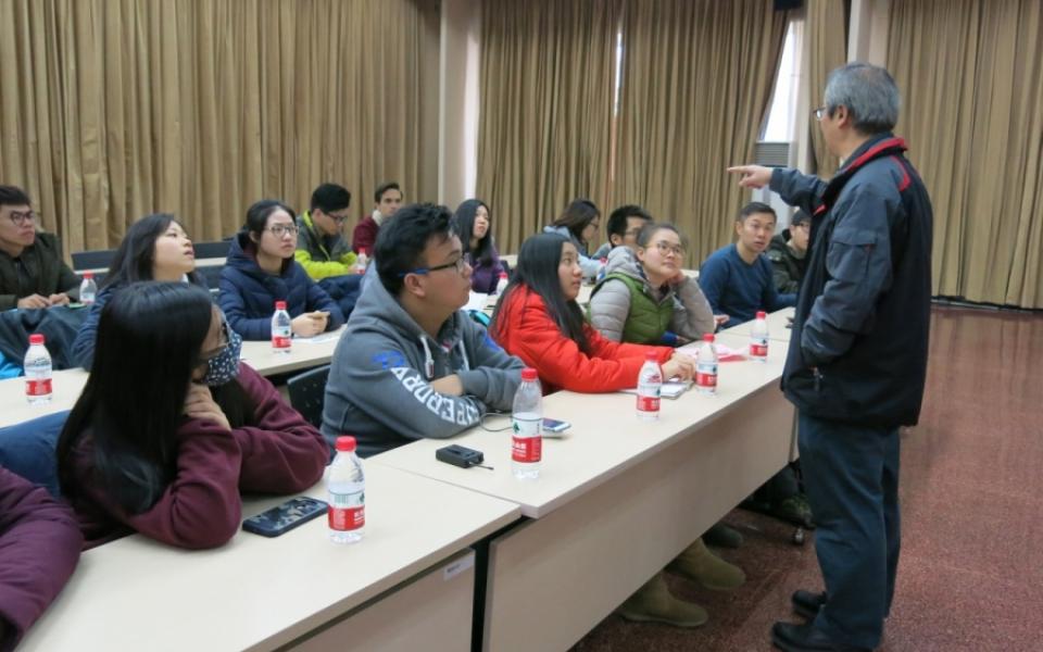 Students attended talks at Beijing Academy of Social Sciences, a research institute of social sciences, to exchange views on topics related to urban planning and development in Beijing and Hong Kong