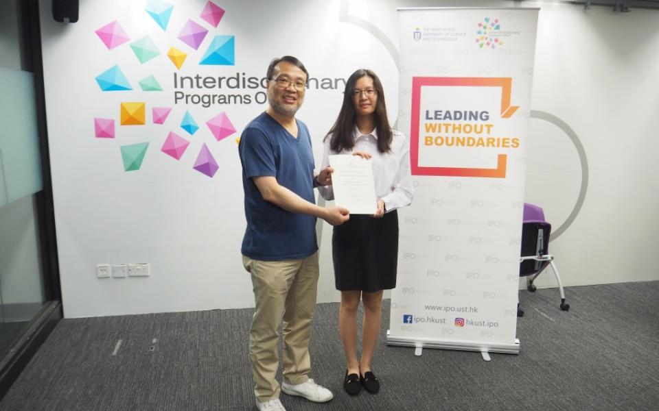 Prof. King L. CHOW (left), Director of IPO presented IPO Outstanding Community Service Award 2019/20 to Melody HUI (right)