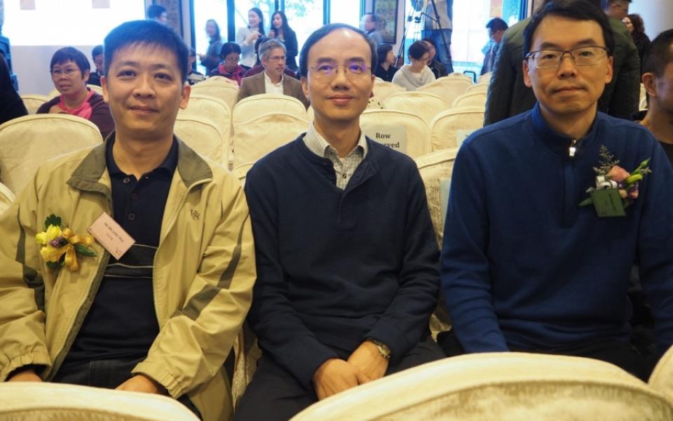 Prof. Jimmy FUNG (middle), Head of ENVR, congratulated Prof. Jimmy CHAN (right), Professor of ENVR and Mr HUANG Wei (left), Assistant Computer Officer for receiving the Long Service Award