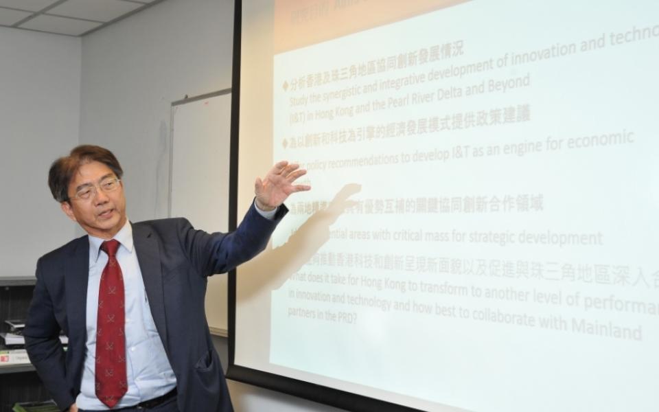 Prof. Joseph LEE, Elman Family Professor of Engineering & Public Policy, explained the report on the integrative development of innovation and technology (I&T) in the Greater Bay Area