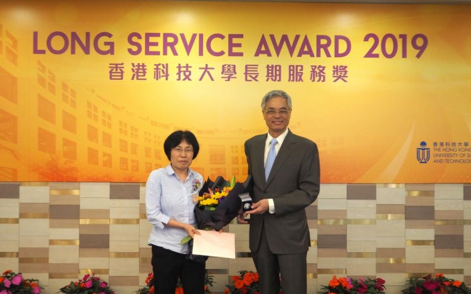 President Prof. Wei SHYY (right) , presented the Long Service Award to Prof. Jianzhen YU (left), PG Coordinator (RPg) of Division of Environment and Sustainability