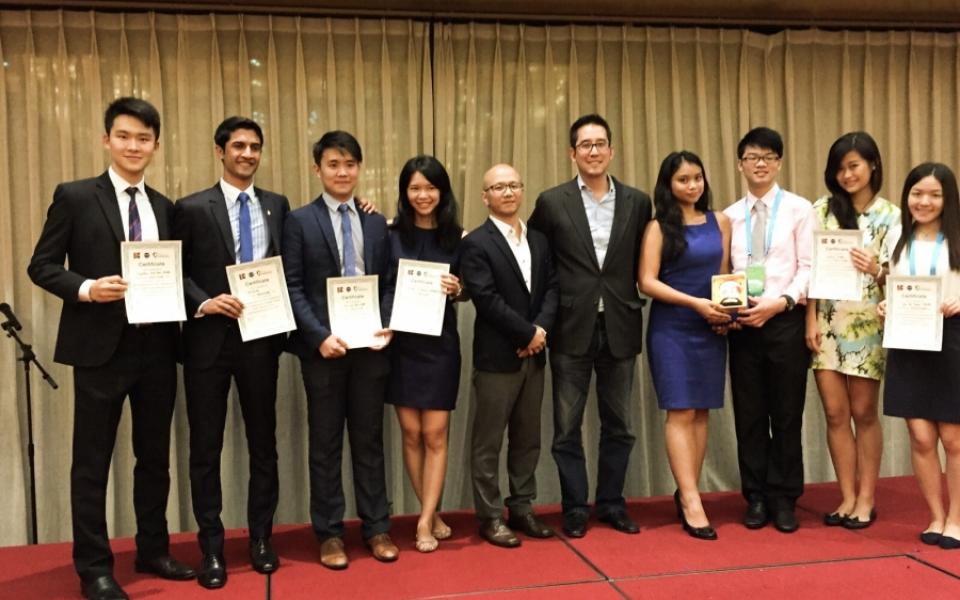 Isa (right) and teammates took photo with Prof. Michael SUNG (5th right)