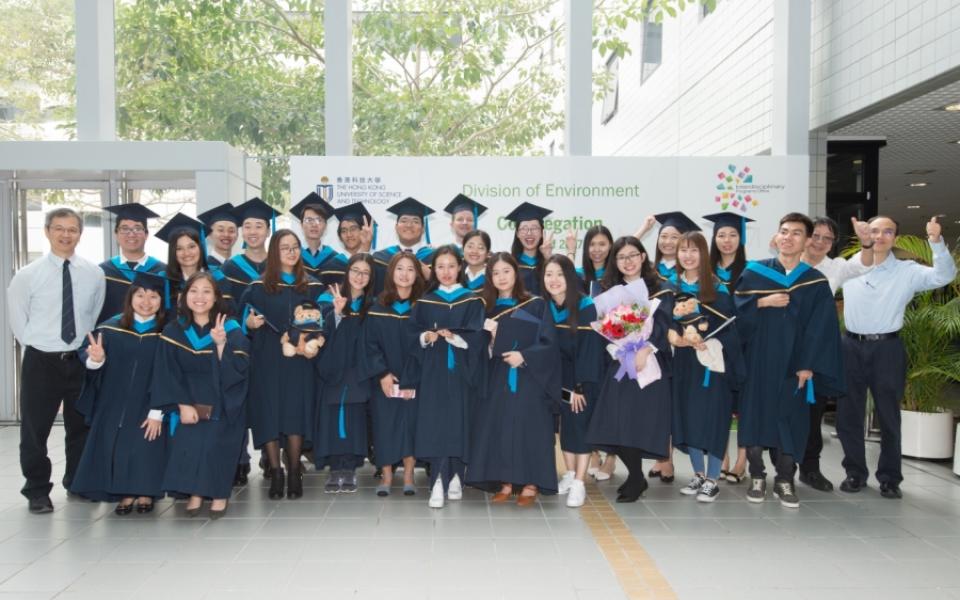 Graduates of MSc Environmental Science and Management (EVSM) took photo with Prof. Jimmy FUNG (right), Head of ENVR; Prof. Alexis LAU (2nd right), Professor of ENVR; and Prof. Arthur LAU (left), PG Coordinator of ENVR