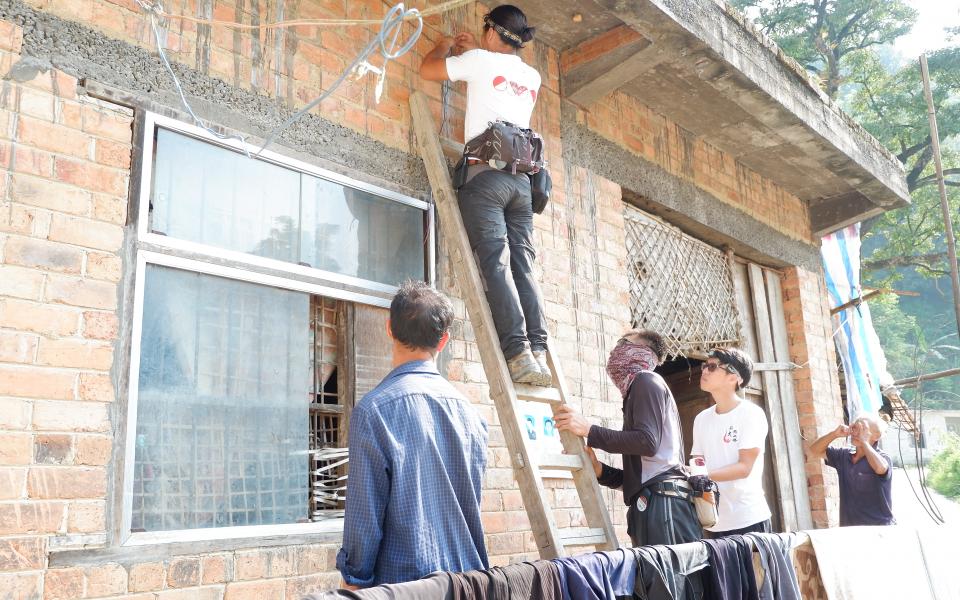 Student volunteers and supervisors helped fix the electric wiring at local villagers’ home.