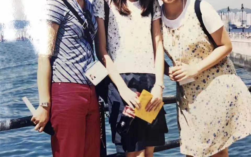 Eva (middle) greeted undergraduates from the University of Tokyo and the University of Seoul during the summer camp, touring Hong Kong landmarks with them. 