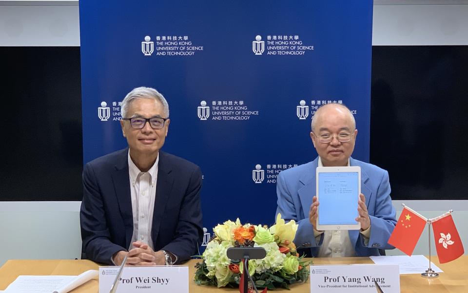 HKUST President Prof. Wei SHYY (left) and Vice-President for Institutional Advancement Prof. WANG Yang represent HKUST at the signing ceremony. 