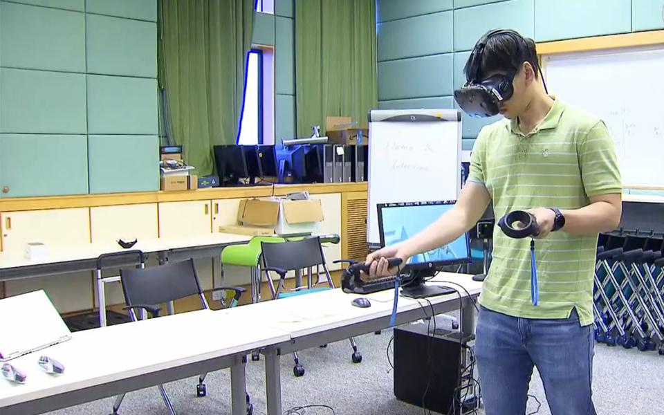 学生戴起头戴式装置和使用控制器，便可以触摸和使用在科大虚拟实验室中所看到的设备，从而进行实验。