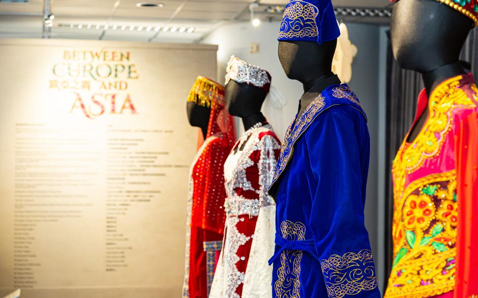 《欧亚之间：中亚、高加索和中东的传统音乐和服饰》展览所展示的服饰