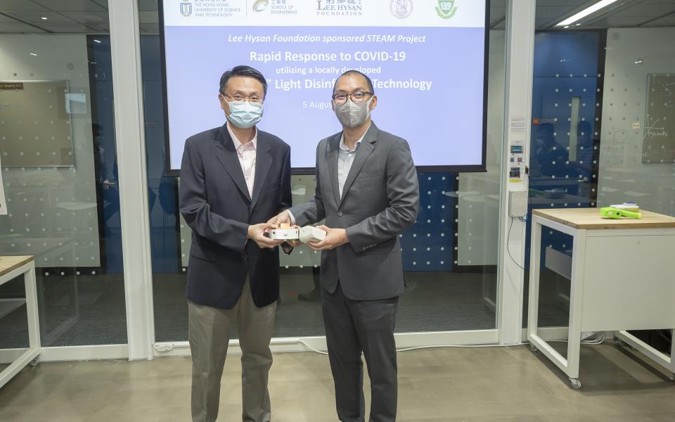 Prof. Yeung King Lun (left) presented two devices to Mr. Clifford Chow as an appreciation of Lee Hysan Foundation’s keen support. 