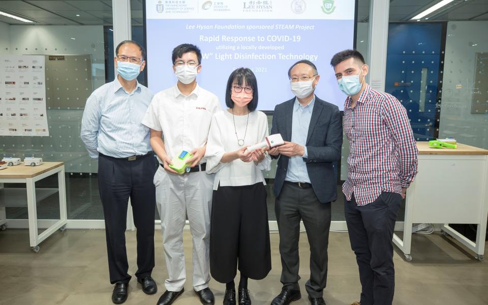 Prof. Joseph Kwan (2nd right) handed over the devices, which passed the quality and safety tests at HKUST, to Principal Dr. Ho Yuk-Fan (center), Vice Principal Mr. Wong Wai-Keung (1st left), and a student representative (2nd left) of Carmel Alison Lam Foundation Secondary School. 