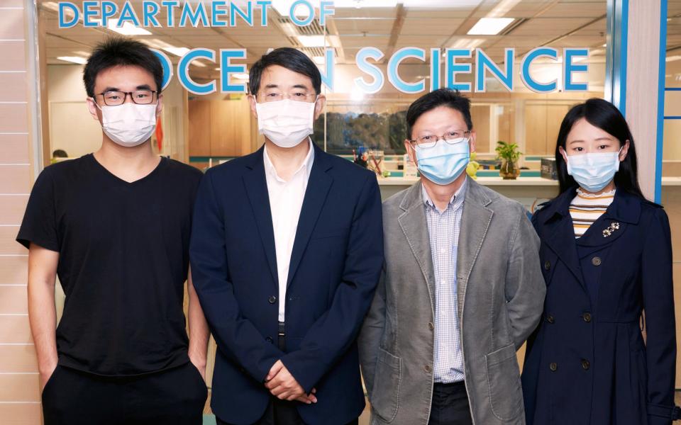 Prof. QIAN Peiyuan, Head and Chair Professor of HKUST’s Department of Ocean Science (second left) and Prof. QIU Jianwen, Professor of HKBU’s Department of Biology (second right), along with their team members Prof. WANG Yan (first left), Assistant Professor and Dr. XU Ting, Postdoctoral Fellow of HKUST’s Department of Ocean Science (first right).