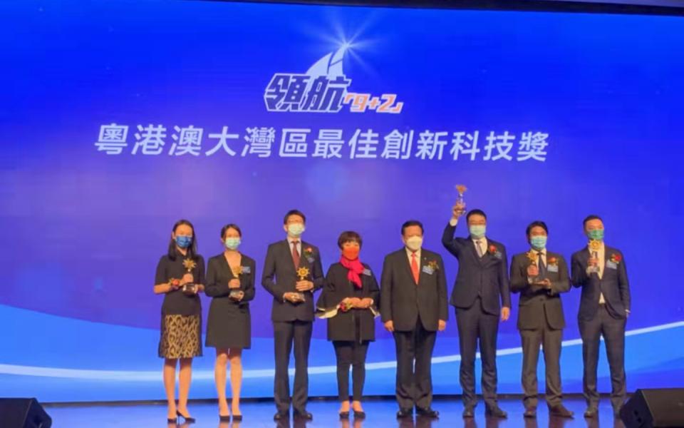 Prof. Wang Lujia (second from left) receives the award on behalf of the project team of Systems Hub, HKUST (GZ) 