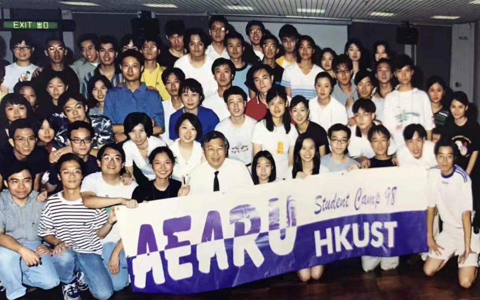 The organizing committee, including Eva (front row, fifth from right), with all the participants of the Association of East Asian Research Universities (AEARU) Student Camp 1998.