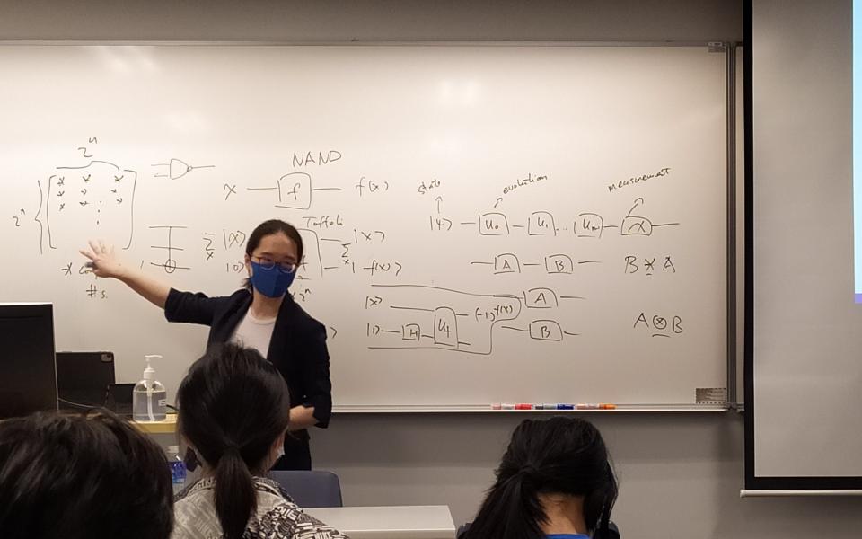 曾教授致力提升學生對量子技術的認識，為本地中學生開辦量子計算訓練班。