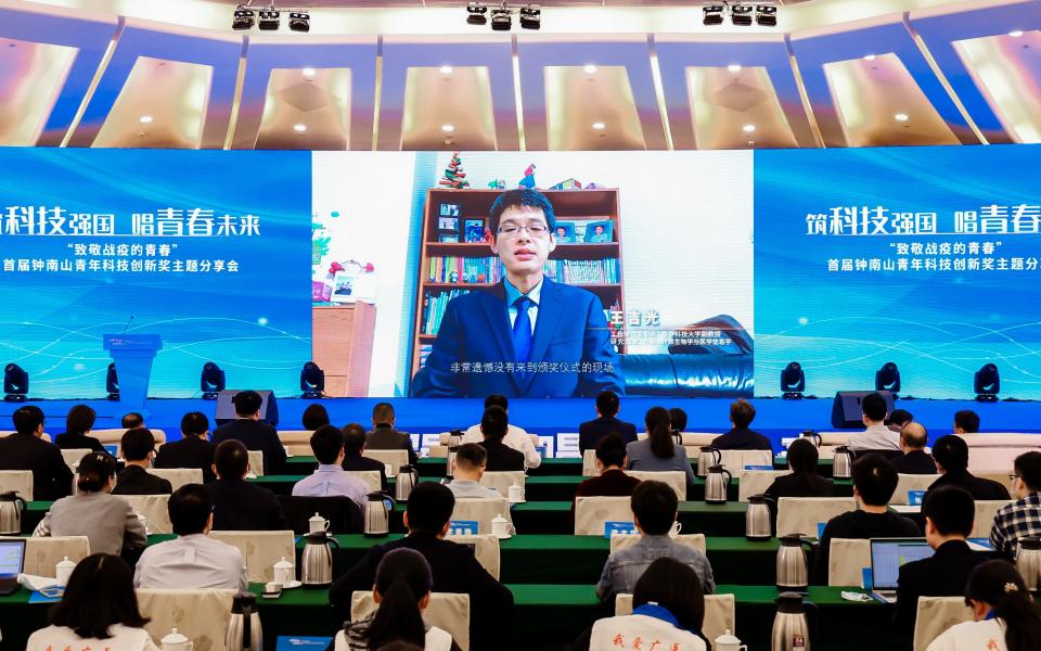 Prof. Wang receives the Zhong Nanshan Youth Science and Technology Innovation Award for his outstanding contributions in the fields of medicine and life science.