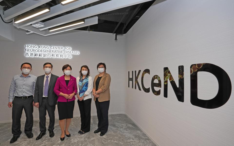 Core research members of the Hong Kong Center for Neurodegenerative Diseases at the HKUST are Center Director Prof. Nancy IP (Middle), Chair Professor of Life Science Prof. Yung Hou WONG (Second Left), S H Ho Associate Professor of Life Science Prof. Tom CHEUNG (First Left), Research Associate Professor of Life Science Prof. Amy FU (First Right) and Dr. Fanny IP, Senior Scientist at the Division of Life Science.