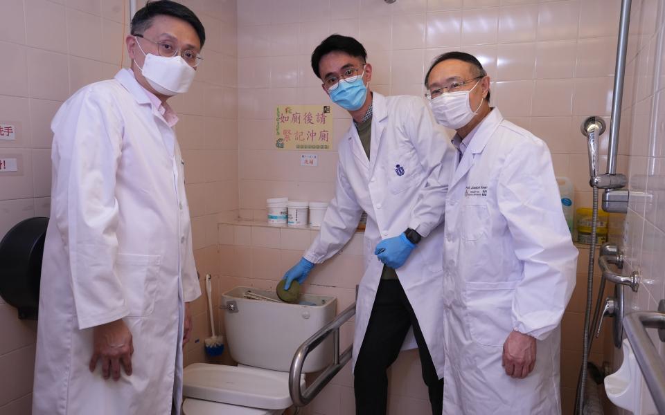 Prof. YEUNG King-Lun (first left) and Prof. Joseph Kwan (first right), inspected the trial of AMGel in an elderly home under HOHCS.