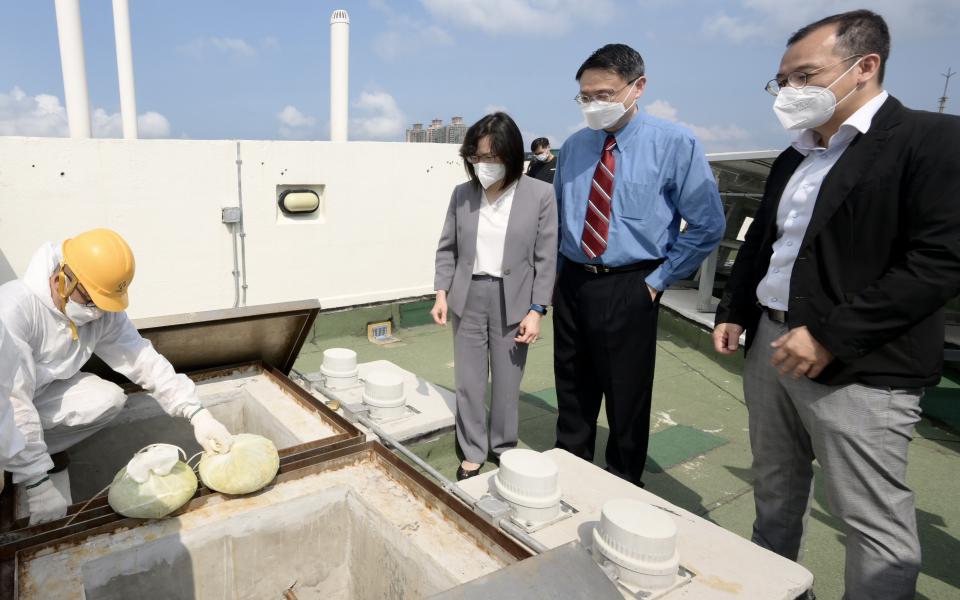 Prof. YEUNG King-Lun (second right) inspected the trial of AMGel at Yue Wan Estate in Chai Wan with Ms. Rebecca PUN, Commissioner for Innovation and Technology (second left); and Mr. Michael HONG, Assistant Director of Housing (first right). Photo: Information Services Department 