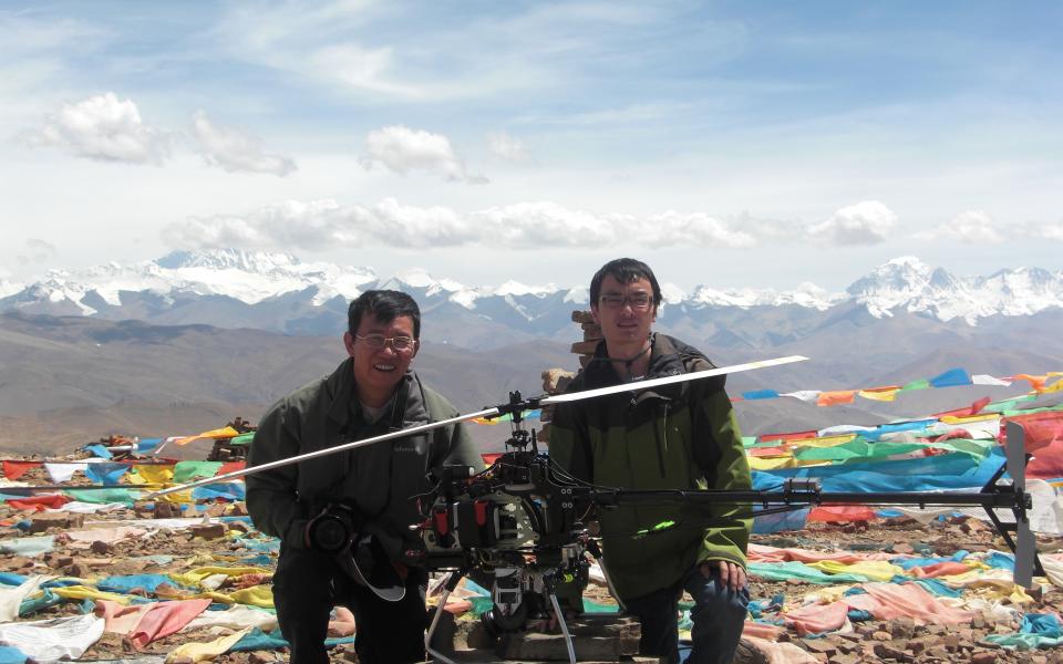 Prof. Li and then postgraduate student Frank Wang, founder of DJI, preparing for the early drone test ight over Mount Everest. 