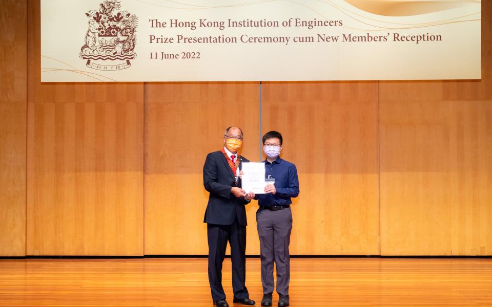 2021/2022 awardee Law Cheuk-Him (right) was presented the scholarship by HKIE President Ir. Edwin Chung (left).