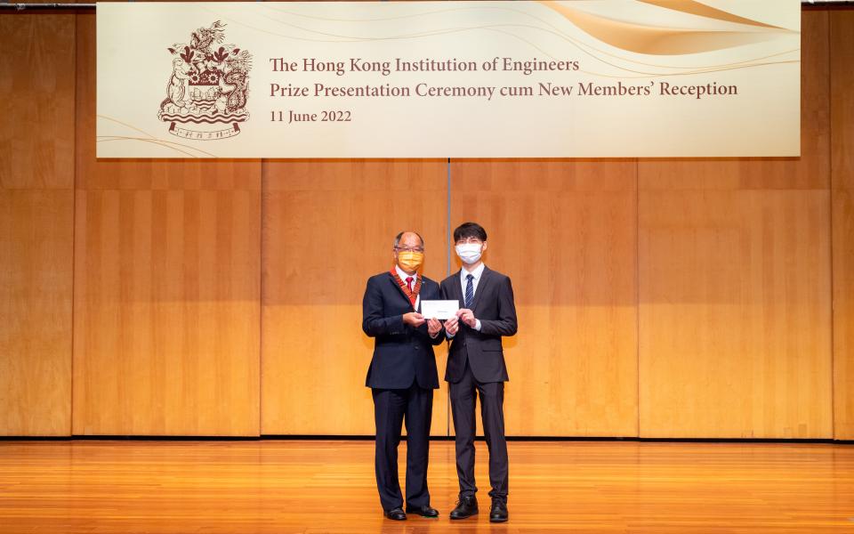 2020/2021 awardee Liu Chi-Hin (right) was presented the scholarship by HKIE President Ir. Edwin Chung (left).