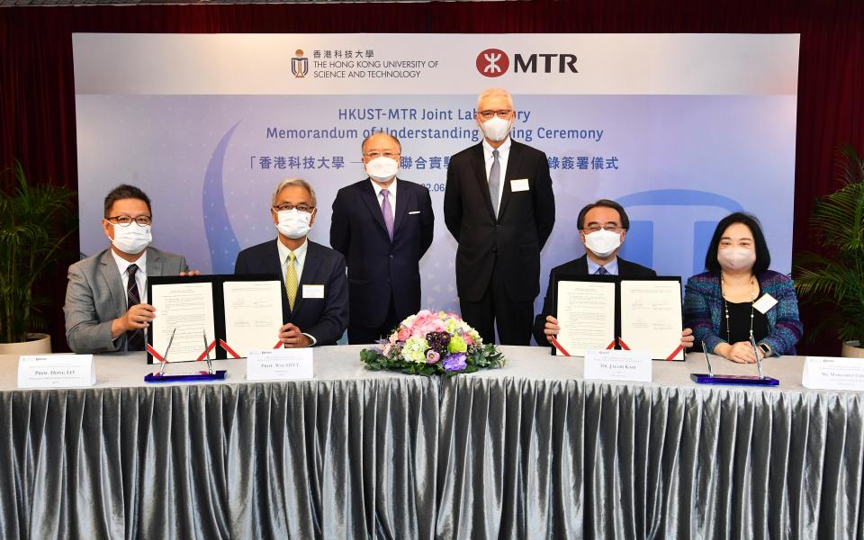 Witnessed by Dr Rex Auyeung, Chairman of MTR Corporation (3rd from right) and Mr Andrew Liao, Council Chairman of HKUST (3rd from left), Dr Jacob Kam, Chief Executive Officer of MTR Corporation (2nd from right), Ms Margaret Cheng, Acting President of MTR Academy (1st from right), Professor Wei Shyy, President of HKUST (2nd from left) and Professor Lo Hong-Kam, Director of GREAT Smart Cities Institute of HKUST (1st from left) signed the MoU on 10 June 2022.