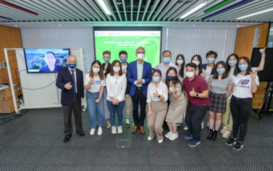 Prof. Wei SHYY, HKUST President (second row, fourth left); Prof. Lionel NI, HKUST(GZ) President (on the left screen); Prof. WANG Yang, HKUST Vice-President for Institutional Advancement (first left) and Prof. QU Huamin, Director of Interdisciplinary Programs Office (second row, fifth left) present awards to the winning teams of the Innovation Challenge.