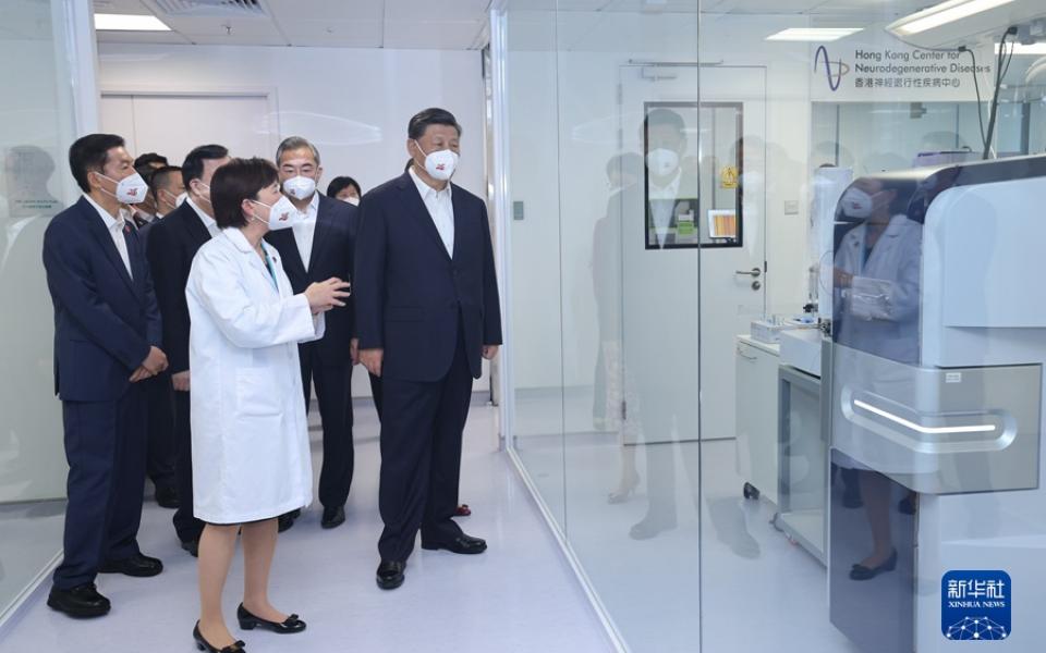 President XI Jinping (First right) and his delegation listen to Prof. Nancy IP (in lab coat)’s introduction of the Hong Kong Center for Neurodegenerative Diseases. Photo by Xinhua News