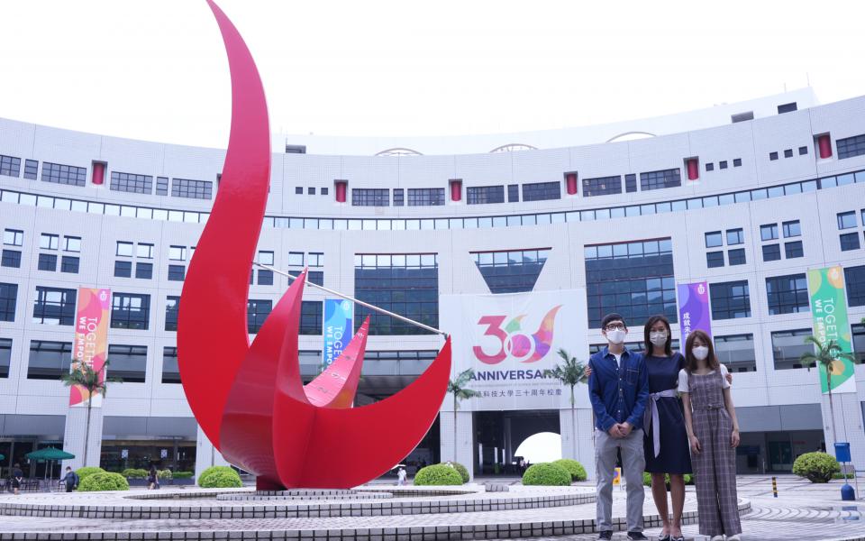 (From right) Carol CHAN, a final year HKUST student studying International Research Enrichment (Physics), Prof. Emily NASON, Director of Undergraduate Recruitment and Admissions at HKUST, and Ben CHAK, a year 2 HKUST computer science and engineering student