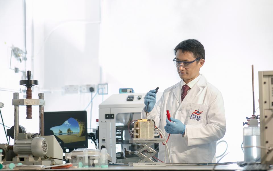 Prof. SHAO Minhua, Professor from HKUST’s Department of Chemical and Biological Engineering and the Director of HKUST Energy Institute, holds the prototype of the new hydrogen fuel cell.