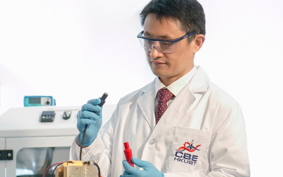  Prof. SHAO Minhua, Professor from HKUST’s Department of Chemical and Biological Engineering and the Director of HKUST Energy Institute, holds the prototype of the new hydrogen fuel cell.