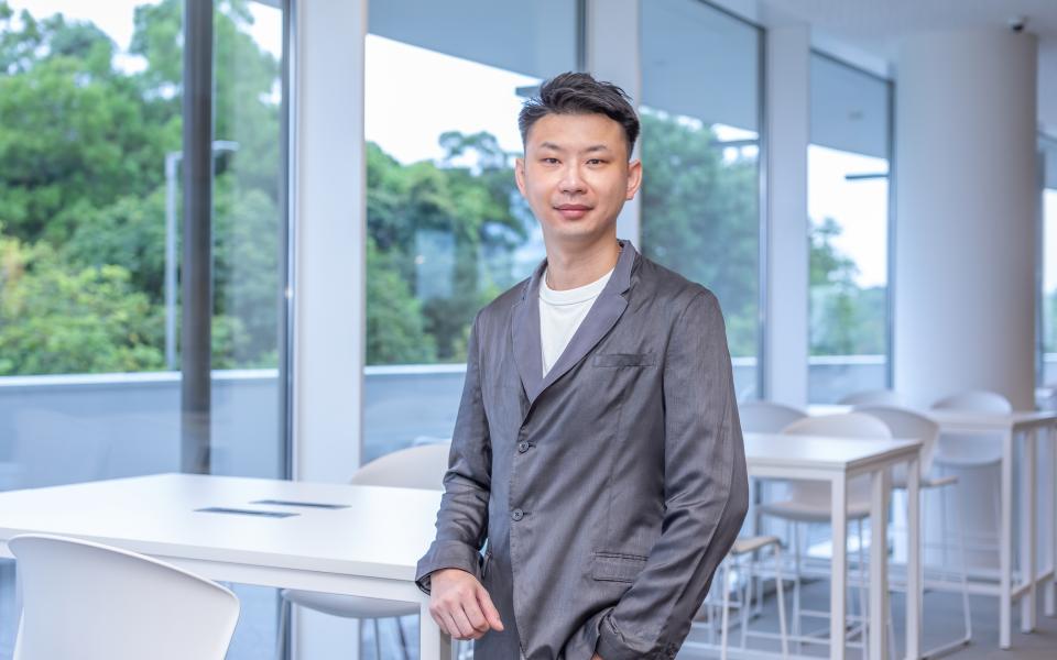 Prof. Leung’s commitment to effective and innovative teaching, and his quest to stimulate students’ curiosity to learn out of interest had earned him the Excellence Award.