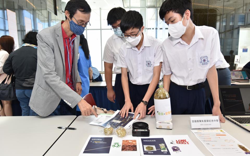 Guests touring the students’ works and admiring their creativity on solving Hong Kong’s air pollution issue. 