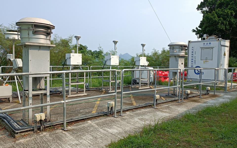 香港科技大學空氣質量研究超級站配備先進儀器為空氣污染物作實時的仔細分析。