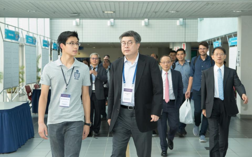 Johnson（左一）在2018年亚洲院长论坛举行期间带领海外学者参观科大校园。