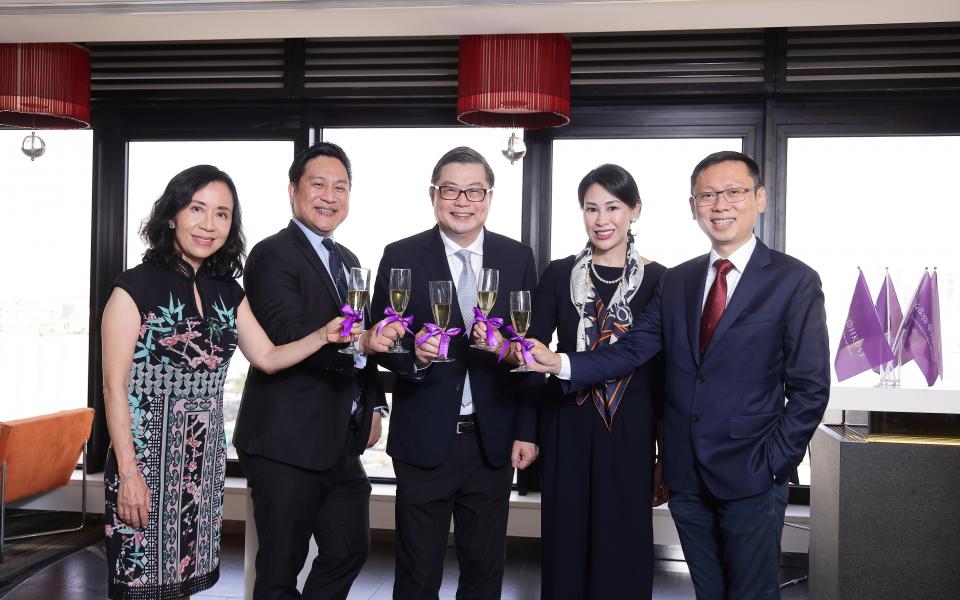 Prof. TAM Kar Yan, Dean of HKUST Business School (middle), KH alumnus Mr. Danny WAN, Head of Strategy APAC of Capco (second from left), and KH alumna Ms. Andria CHANG, Senior VP of Marketing & Sales at Citi (second from right), joined Ms. Judy AU, KH EMBA Program Director (left) and Prof. HUI Kai Lung, KH EMBA Academic Director (right) to celebrate the KH EMBA program being ranked No.1 EMBA in the world by Financial Times. 