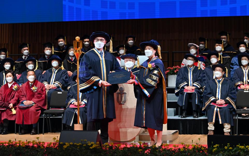 HKUST Council Chairman the Hon. Andrew LIAO Cheung-Sing (middle) installs the new President Prof. Nancy IP (right).  University Treasurer Mr. Stephen YIU Kin-Wah (left) presents her a copy of the University Ordinance and the Seal of the University