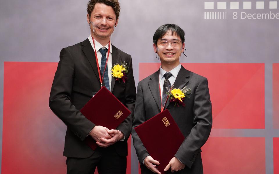 HKUST Department of Physics Professor Jensen Li Tsan-hang (right) is awarded Croucher Senior Research Fellowships 2022, while HKUST Department of Physics Assistant Professor Dr. Berthold Jäck (left) received the Croucher Tak Wah Mak Innovation Awards 2022.