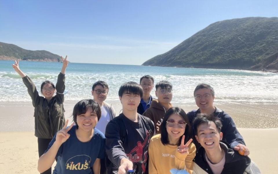 孫教授與學生在課餘時結伴享受香港的自然景色。