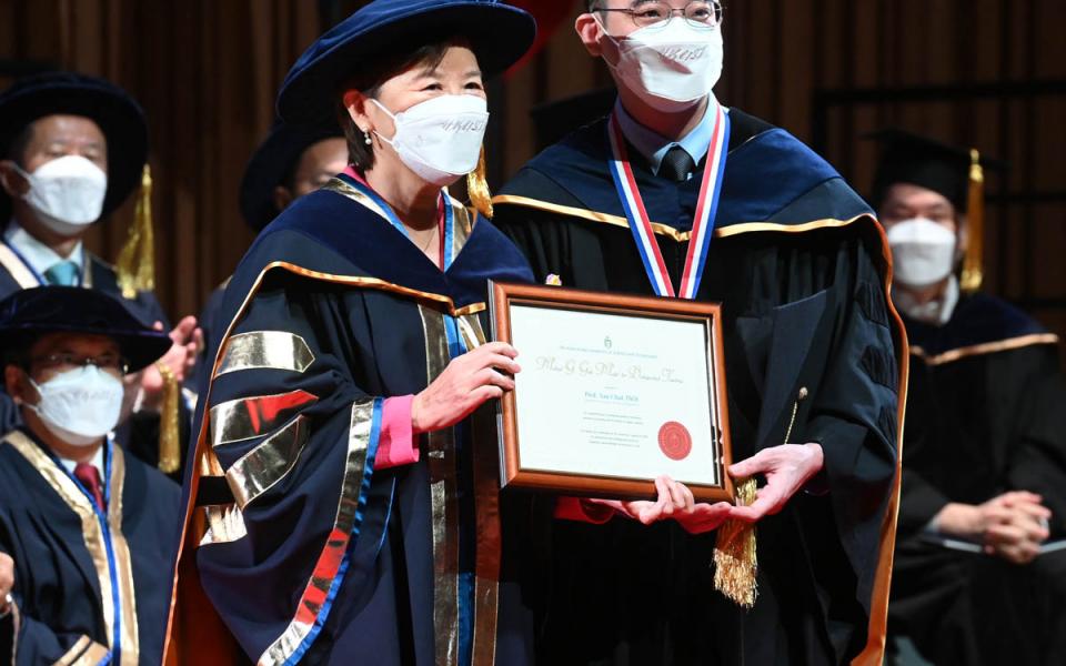 Prof. Nancy IP (left) presented the Michael G. Gale Medal for Distinguished Teaching to Prof. Desmond TSOI Yau-Chat (right) of the Department of Computer Science & Engineering