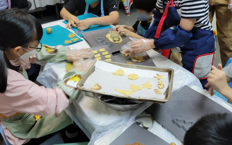 Kasina was teaching kids biblical knowledge and making cookies with them. 