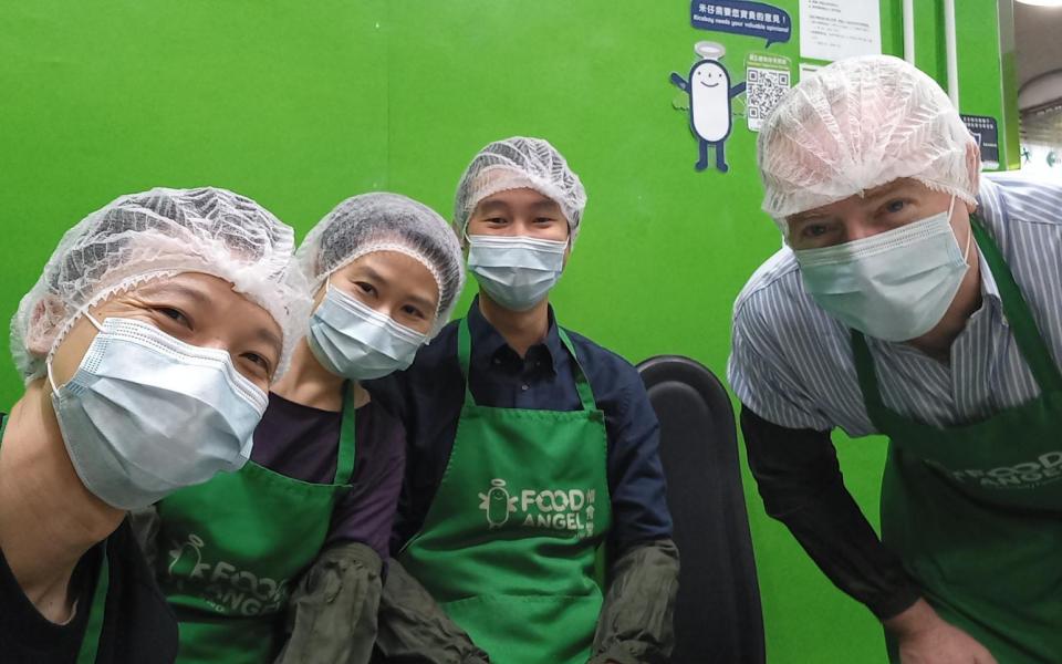 The Sustainability/Net-Zero Office team helped at the central kitchen in Chai Wan to prepare meal boxes packing. 