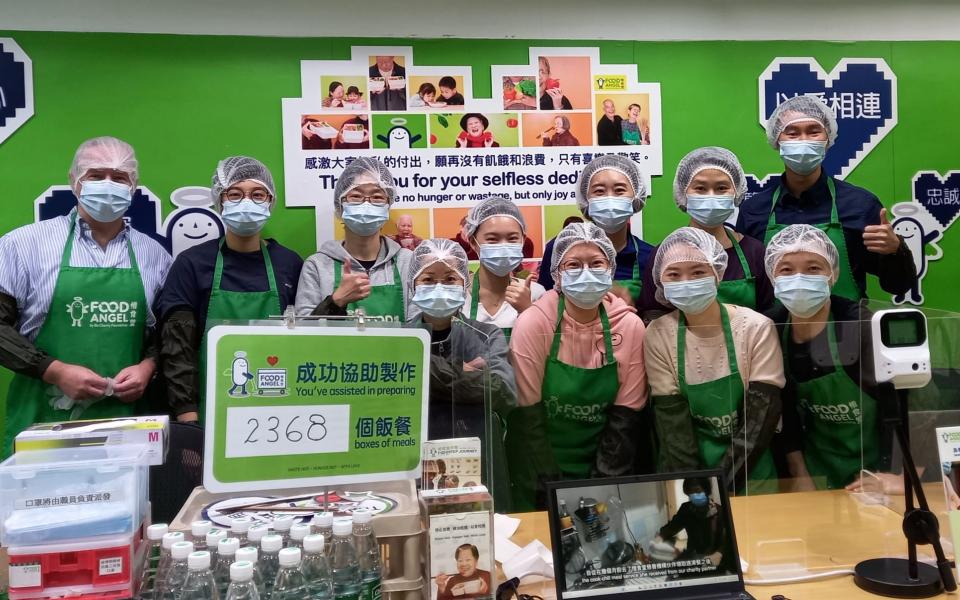 The Sustainability/Net-Zero Office team helped at the central kitchen in Chai Wan to prepare meal boxes packing. 