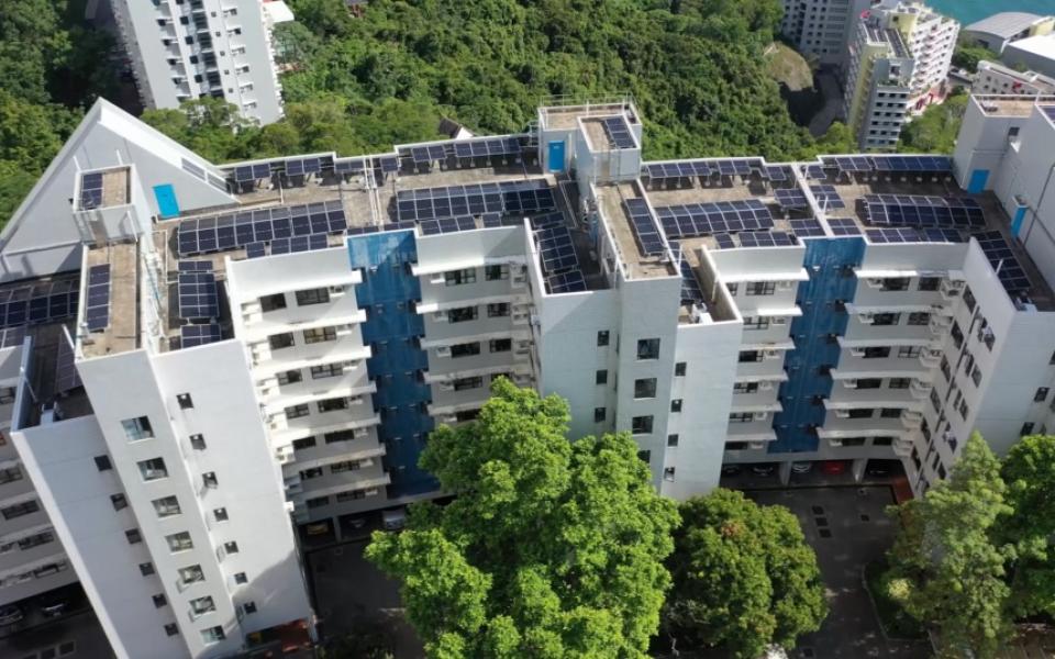 为推进科大至2028年的耗电量较2014基准年降低15%的目标，科大建设了香港最大的太阳能发电系统之一。